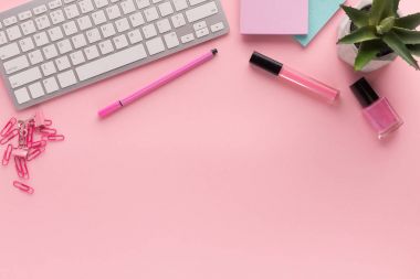 Boşluk klavye üzerinde pembe bir arka plan ile çalışma