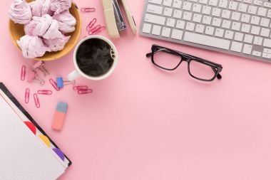 Resepsiyon kahve fincanı ve gözlük, kopya alanı ile