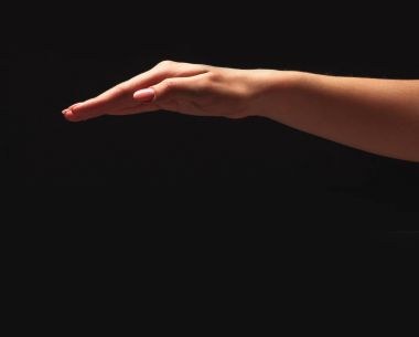 Hurma izole üzerinde siyah aşağı tutan adam