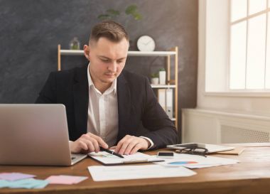 Ciddi adam ofis çalışanı rapor okuma
