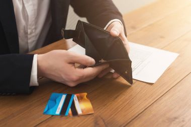 Açık boş cüzdan holding eller mans