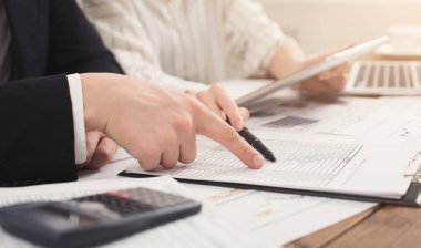 Belgelerin incelenmesi ve hesap makinesini kullanarak iş arkadaşları