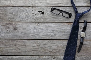 Rustik ahşap arka plan, üstten görünüm üzerinde şık erkek takım