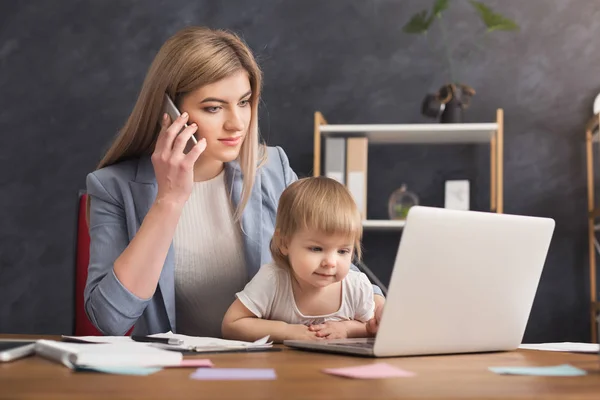 Junge Mutter hält Baby beim Telefonieren — Stockfoto