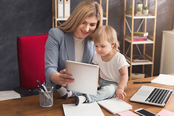 Junge Mutter hält Baby während der Arbeit — Stockfoto