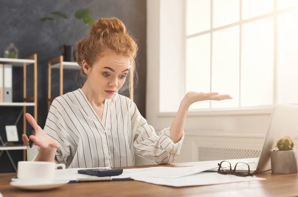 Потрясенная деловая женщина читает документ на рабочем столе — стоковое фото