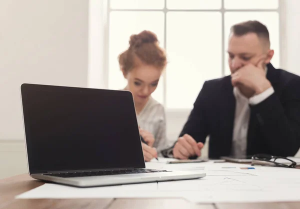 Moderner Büroarbeitsplatz, selektiver Fokus auf Laptop — Stockfoto