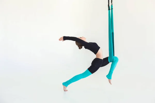 Donna che pratica fly yoga su sfondo bianco — Foto Stock