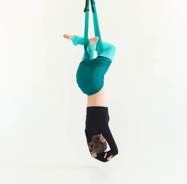 Frau praktiziert Fly Yoga über weißem Hintergrund — Stockfoto