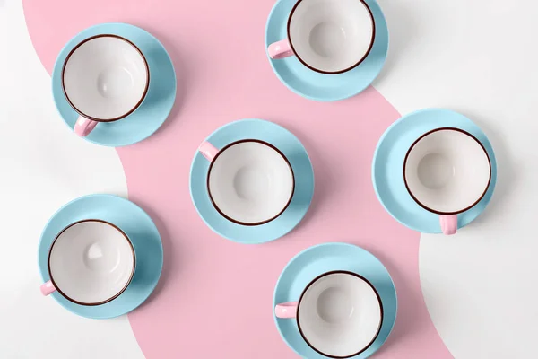 Элегантные фарфоровые синие и розовые чашки на абстрактном фоне — стоковое фото