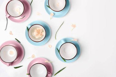 Beyaz zemin üzerine mavi ve pembe bardak