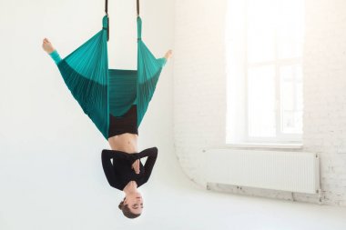 Beyaz arka plan üzerinde sinek yoga uygulamak kadın