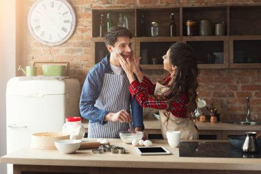 Çatı katı mutfak pişirme mutlu genç Çift