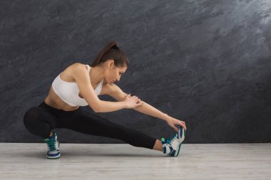 Fitness kadın kapalı eğitim germe