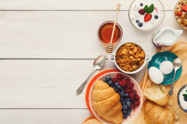 Ahşap masa, kopya alanı zengin bir kahvaltı menüsü