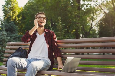 Evet ve açık havada gülümseyen yakışıklı adam