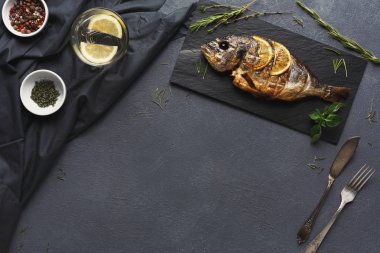 Bütün tablo limon dilimleri ile dorado ızgara