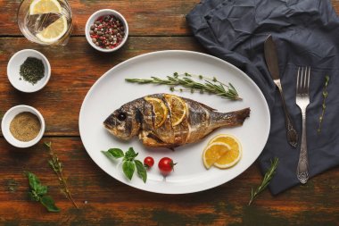 Bütün tablo limon dilimleri ile dorado ızgara