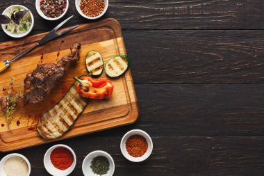 Izgara et ve sebze rustik ahşap tahta üzerinde