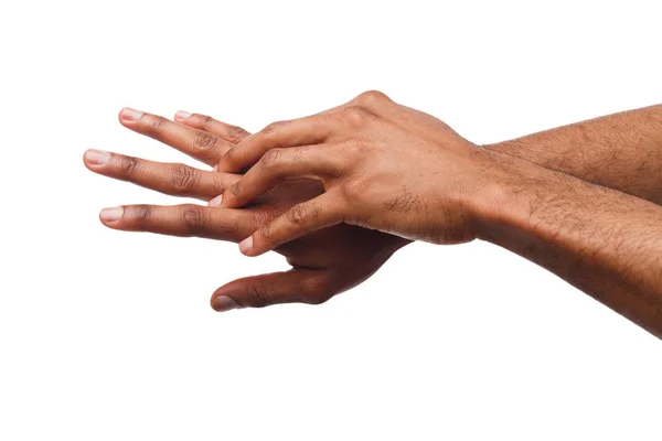 Черный человек наносит крем для рук на белом изолированном фоне — стоковое фото