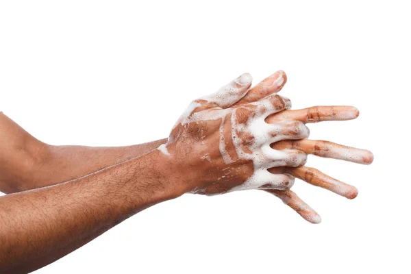 Черный мужчина мыл руки на белом фоне — стоковое фото