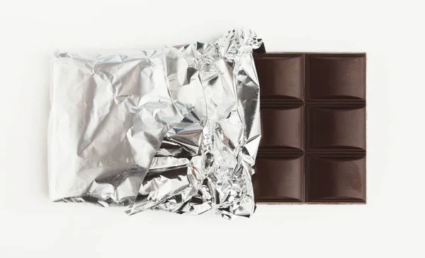 Tafel dunkle Schokolade isoliert auf weiß — Stockfoto