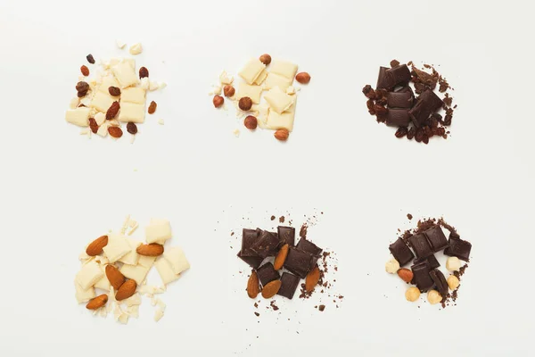 Mörk och vit choklad bitar med olika Färser isolerade — Stockfoto