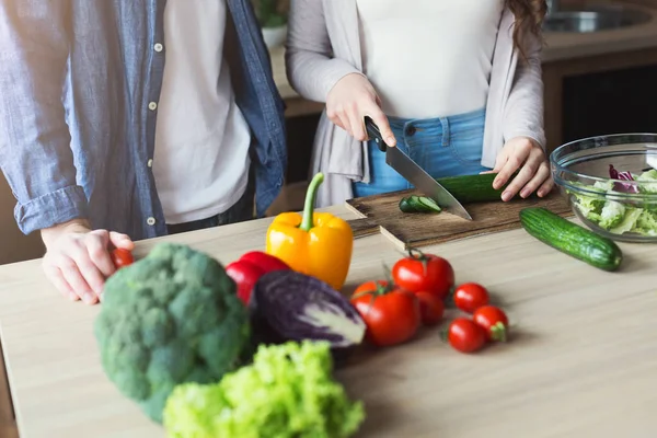 Par matlagning hälsosam mat tillsammans — Stockfoto