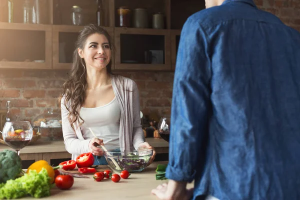 Pareja feliz cocinando comida saludable juntos — Foto de Stock