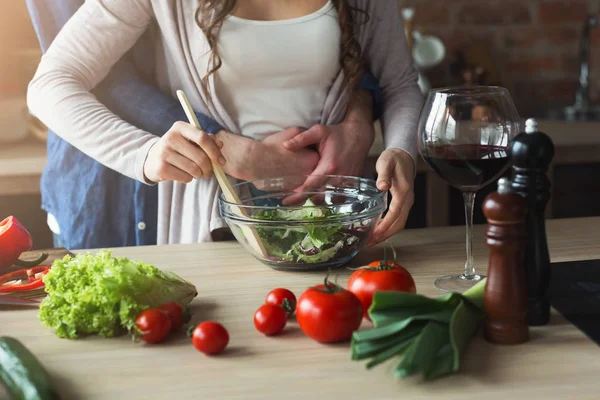 Primer plano de la pareja cocinando alimentos saludables juntos — Foto de Stock