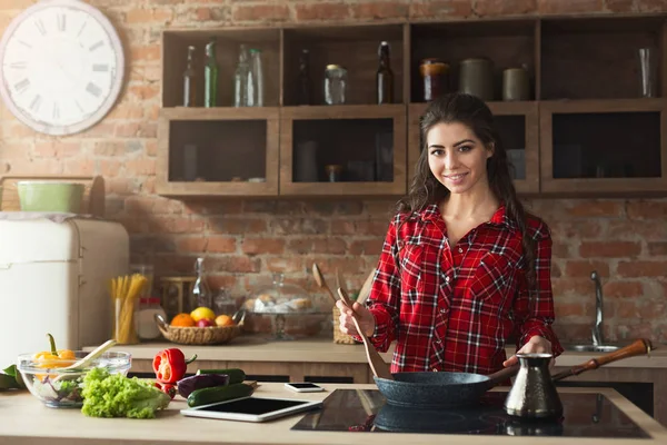 Mujer feliz preparando comida saludable en la cocina casera —  Fotos de Stock