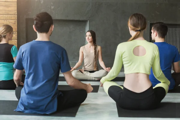 Grupo con instructor de yoga en gimnasio — Foto de Stock