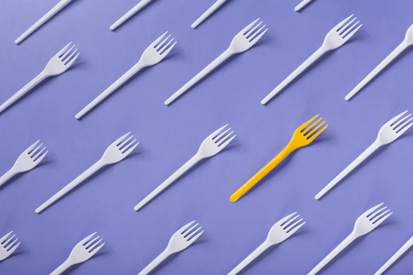 Top view on plastic forks on violet background — Stock Photo, Image