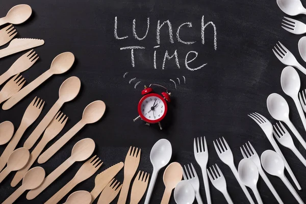 Hora do almoço escrito em quadro negro com giz — Fotografia de Stock
