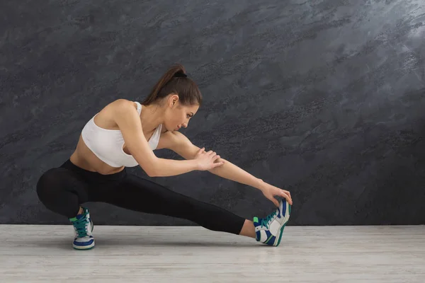 Fitness-Frau beim Stretching-Training in Innenräumen — Stockfoto