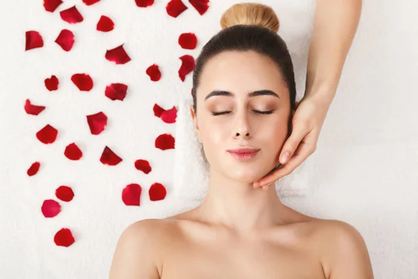 Frau bekommt professionelle Gesichtsmassage im Spa — Stockfoto