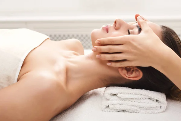 Kobieta coraz profesjonalny masaż twarzy w spa — Zdjęcie stockowe