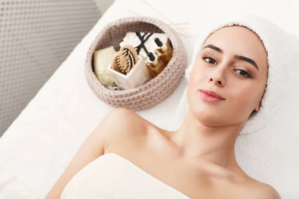 Mulher pronta para receber massagem facial clássica no spa — Fotografia de Stock
