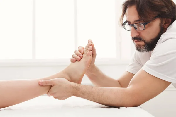 Massagem nos pés close up, acupressão — Fotografia de Stock