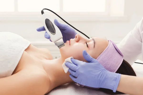 Vrouw krijgen gezichtsbehandeling bij beauty salon — Stockfoto