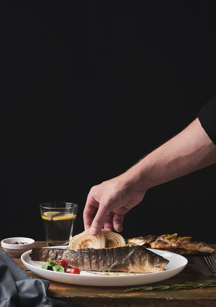 Szef kuchni dekorowanie Grilowany Okoń morski z cebulą — Zdjęcie stockowe