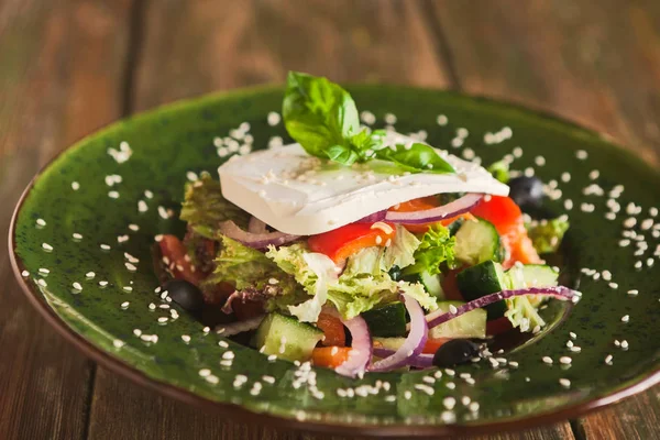 Ensalada de verduras frescas de primavera con queso feta —  Fotos de Stock