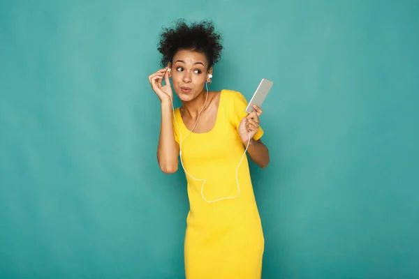 Mulher desfrutando de música em fones de ouvido — Fotografia de Stock