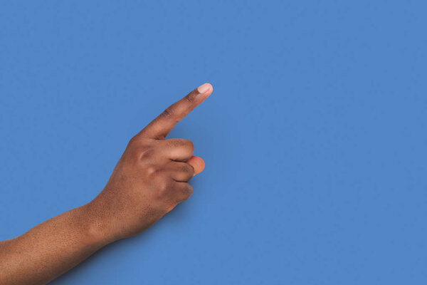 Жест рукой - человек, указывающий в сторону, изолированный
