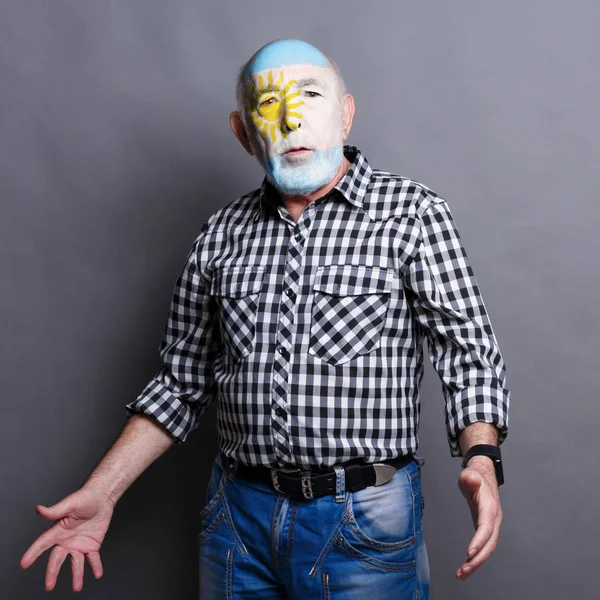 Pria senior dengan bendera Argentina dicat di wajahnya — Stok Foto