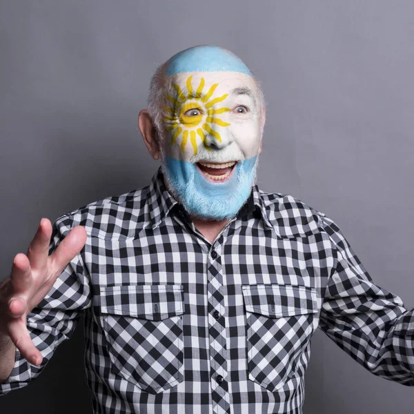 Senior man met Argentinië vlag geschilderd op zijn gezicht — Stockfoto