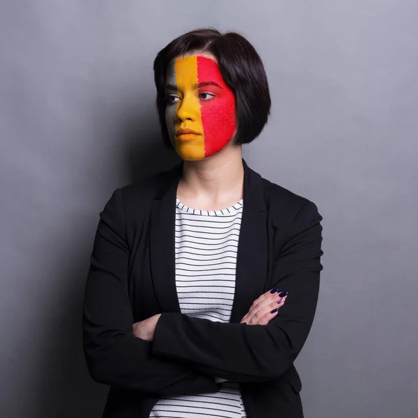 Jovem com bandeira belga pintada no rosto — Fotografia de Stock