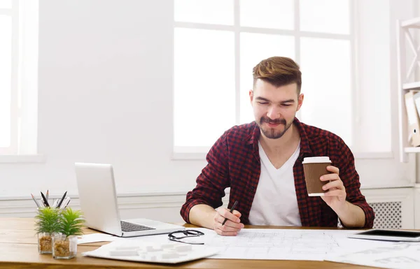 Junge Architektin arbeitet im Büro mit Entwürfen — Stockfoto