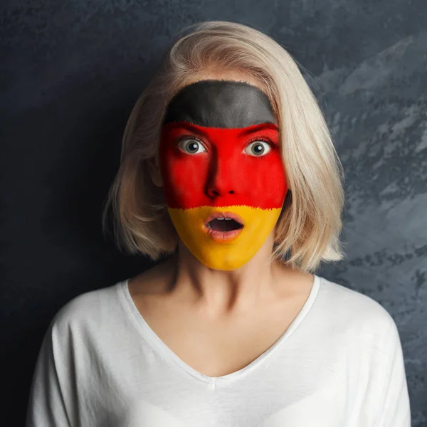 Mujer joven con bandera argentina pintada en la cara — Foto de Stock