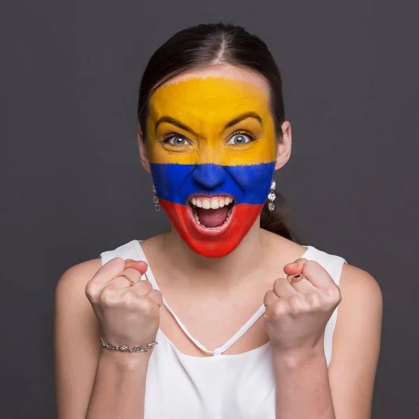 Jonge vrouw met Columbia vlag geschilderd op zijn gezicht — Stockfoto